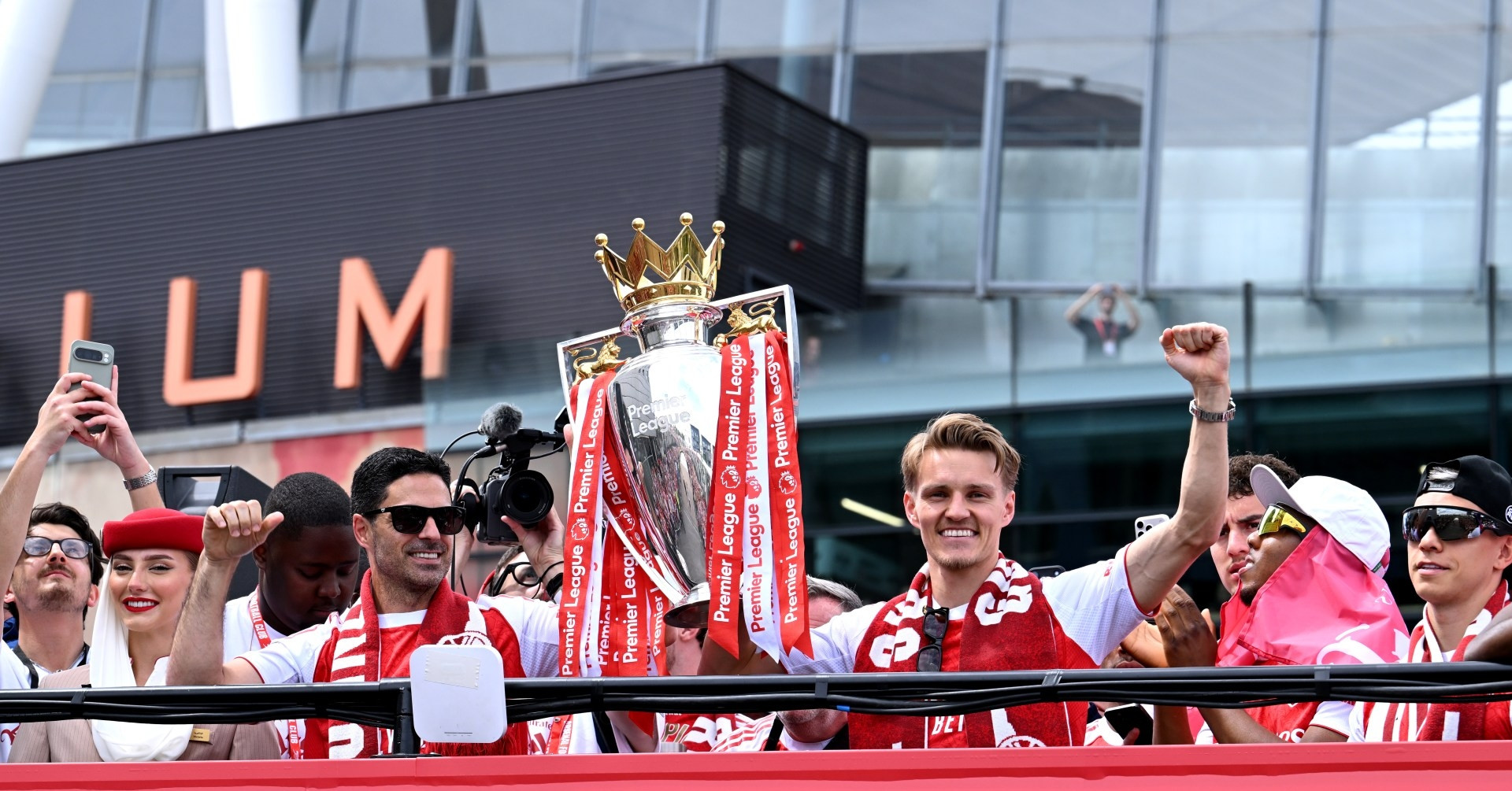 Arsenal diễu hành hoành tráng ăn mừng vô địch Ngoại hạng Anh