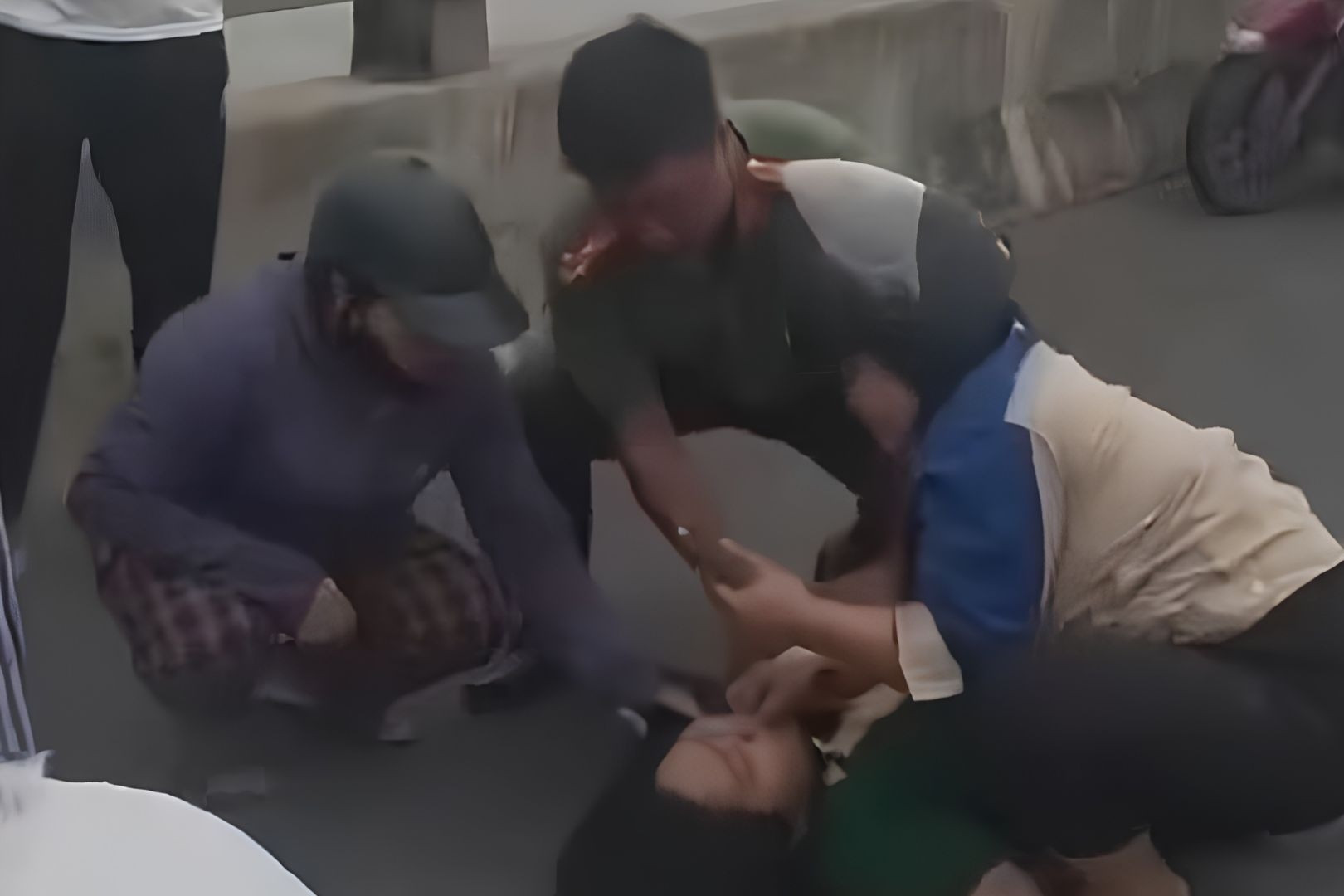 Bé gái 5 tuổi bị hất văng do nổ lốp xe máy, công an kịp thời cấp cứu