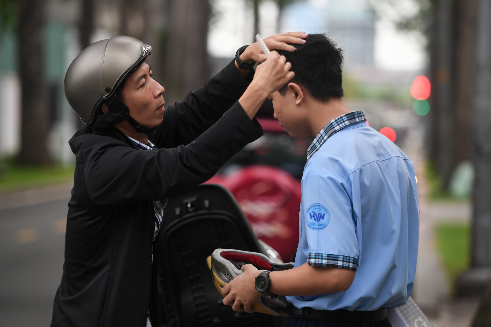 Đưa con thi vào lớp 10, người cha chợt hiểu nỗi lòng của ba mình năm xưa