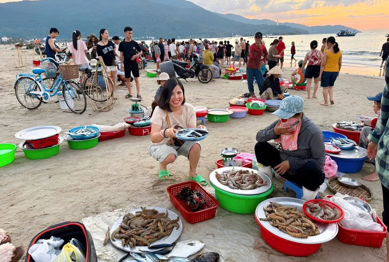 Rời phố về quê, cô gái 23 tuổi tiết lộ những điều bất ngờ về làng chài Đà Nẵng Khach Day Tu 4h Toi Lang Chai O Da Nang Chi Vai Trieu Mua Hai San Tuoi Ngon 2775