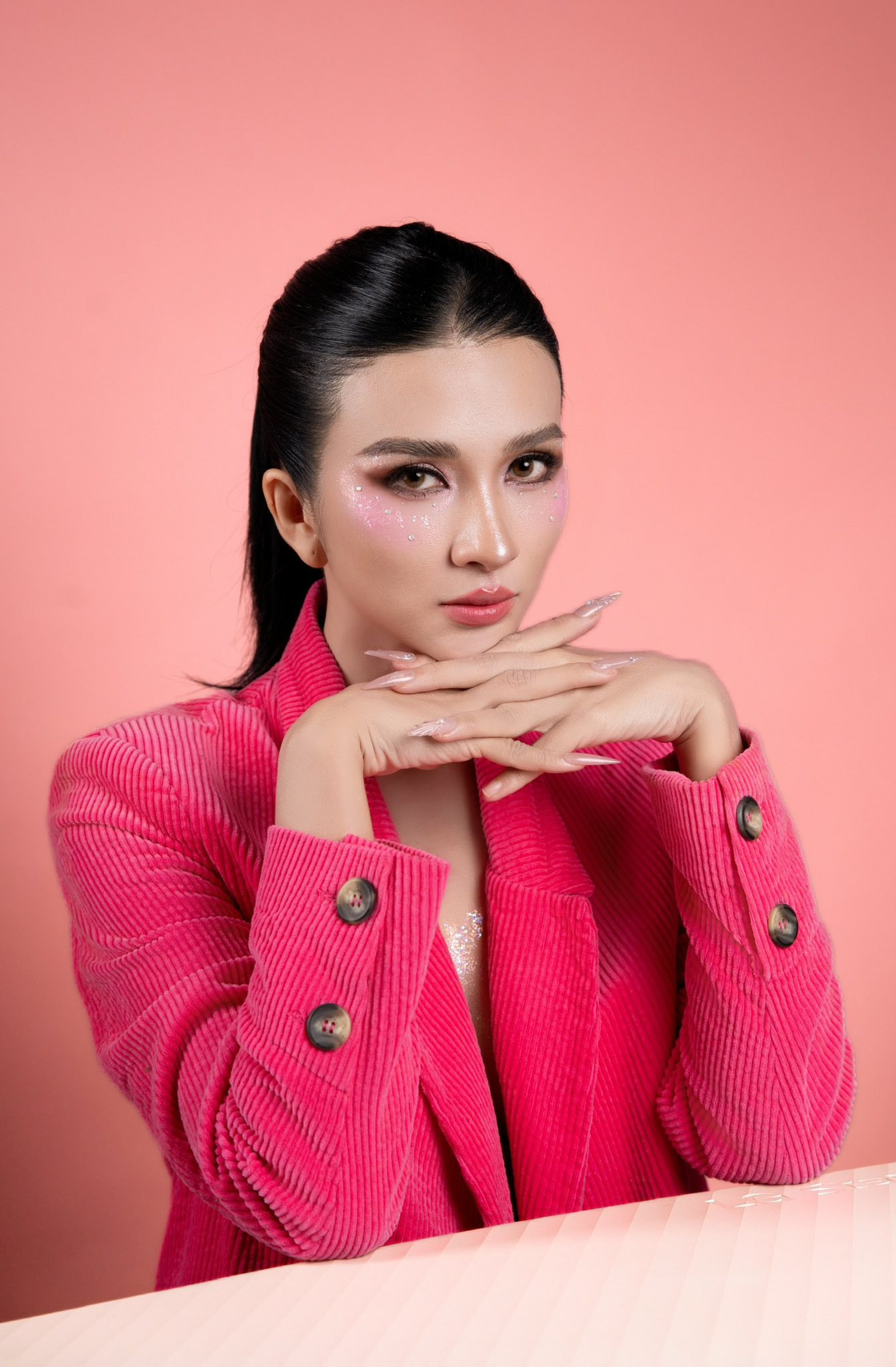 https://static-images.vnncdn.net/vps_images_publish/000001/000003/2026/6/1/kimtuyen22-2956.jpeg