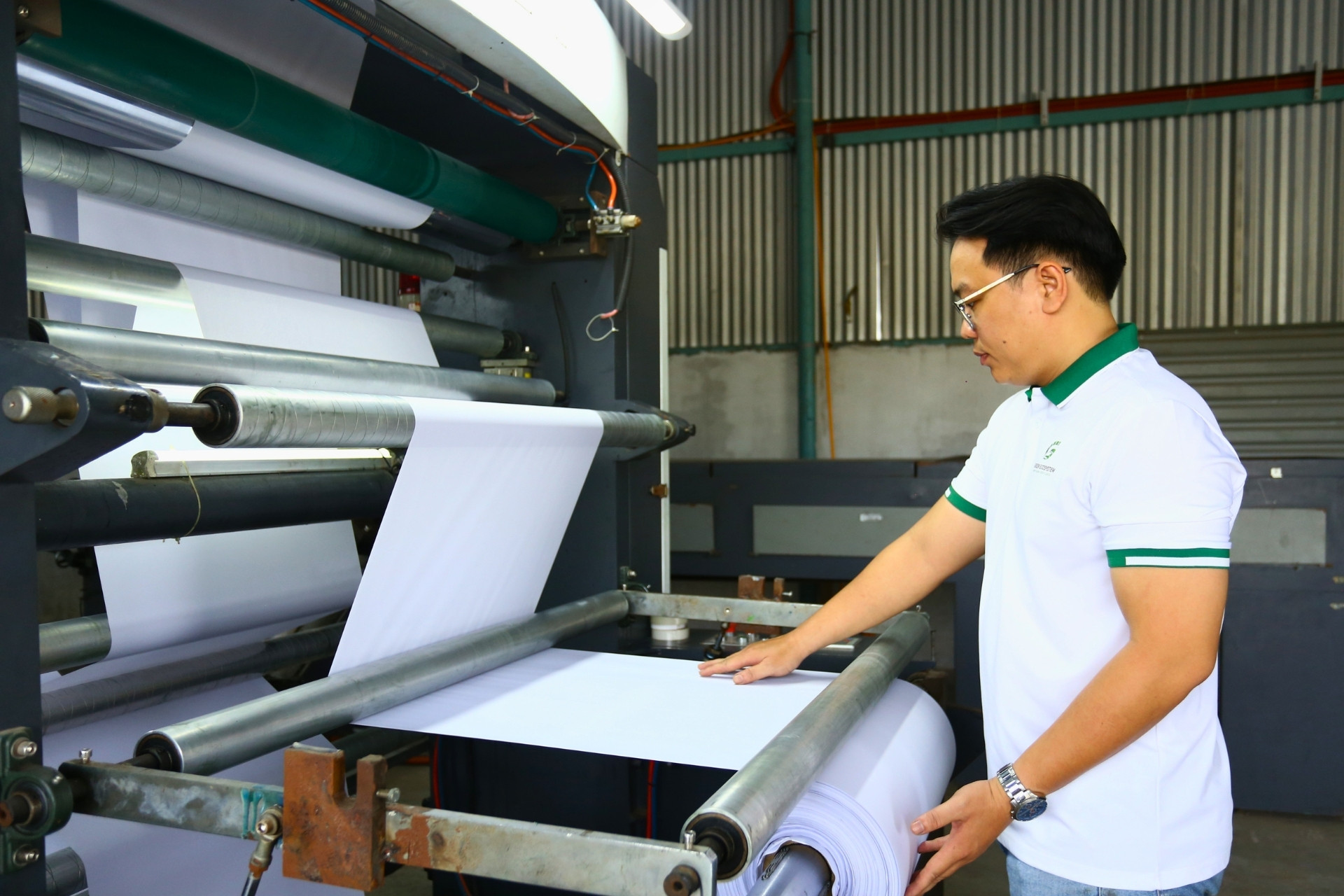 Kỹ sư 9X tạo lớp phủ mới, ly giấy có thể phân hủy gần như hoàn toàn sau 6 tháng