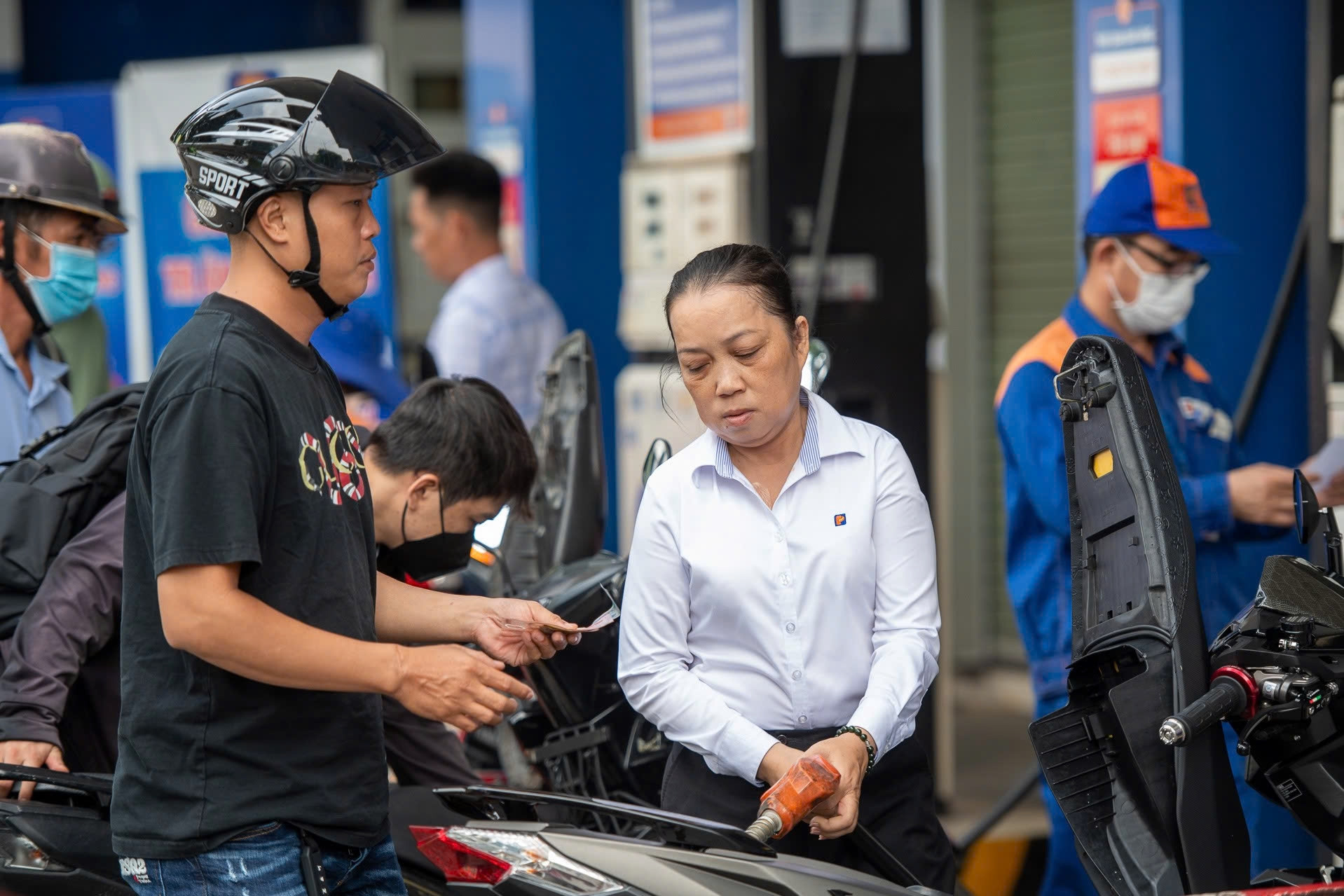 Ngày đầu bán xăng E10 trên toàn quốc: RON95 dừng lưu hành, E5 cũng hiếm có