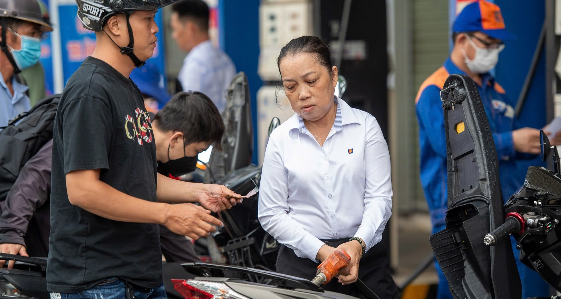 Ngày đầu bán xăng E10 trên toàn quốc: RON95 dừng lưu hành, E5 cũng hiếm có