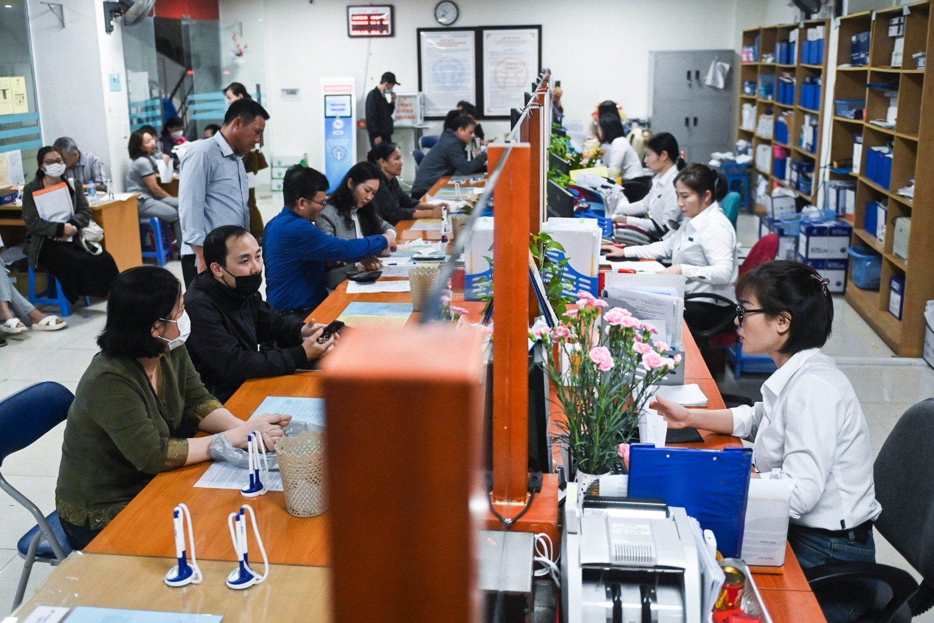 Người hoạt động không chuyên trách đã nghỉ chế độ có được vào công chức?