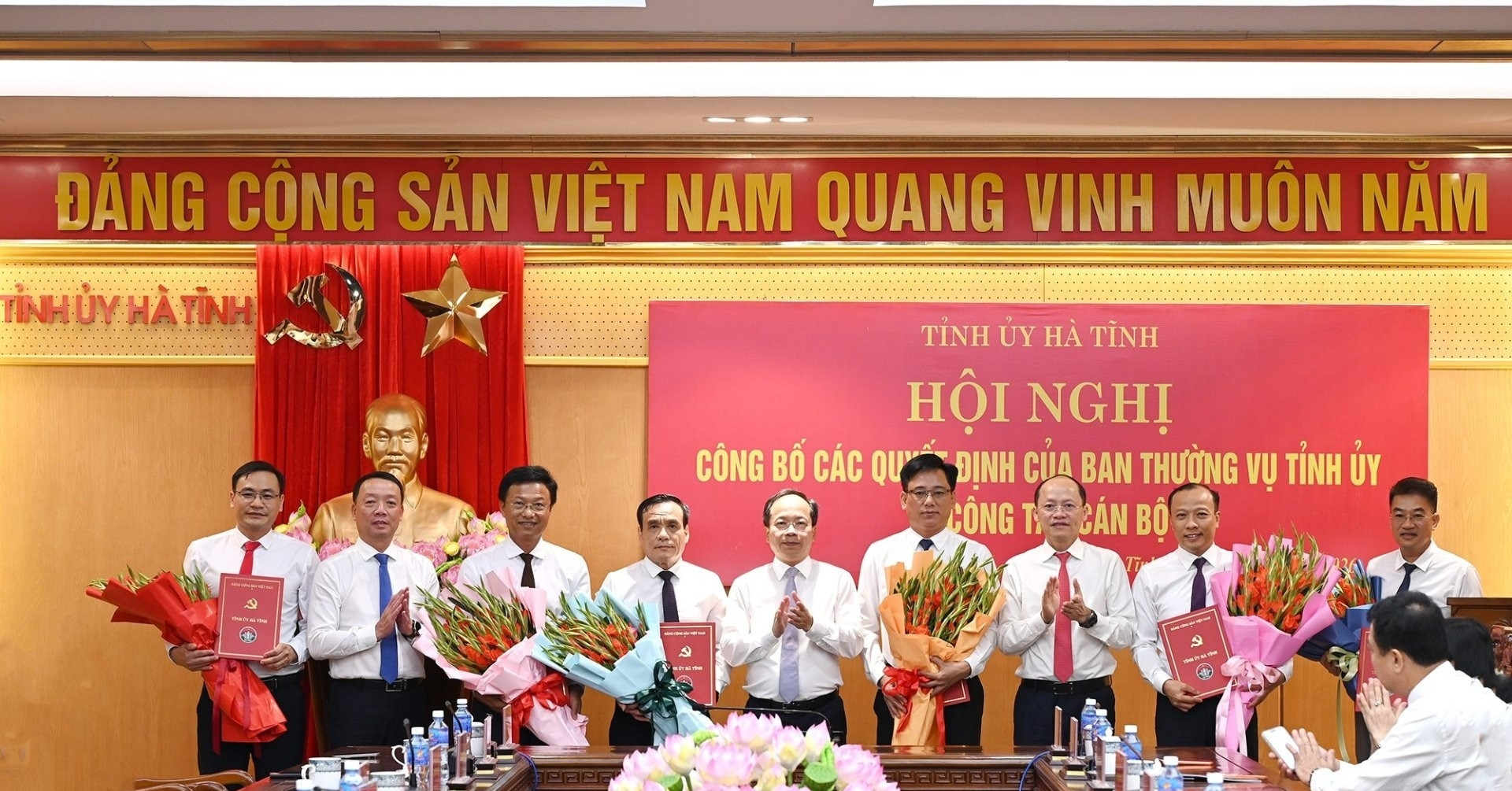 Phó Chủ tịch Ủy ban MTTQ tỉnh Hà Tĩnh Ngô Văn Huỳnh làm Bí thư xã