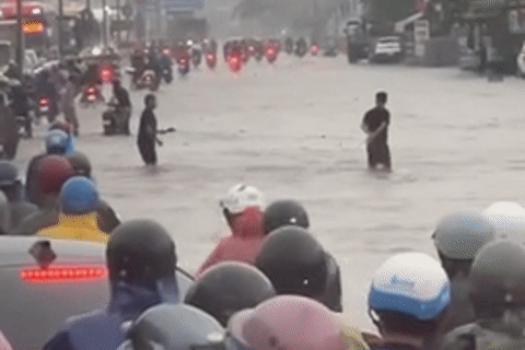 Quốc lộ 51 chìm trong ‘biển nước’, ùn tắc kéo dài hàng km