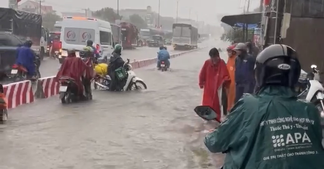 Quốc lộ 51 chìm trong ‘biển nước’, ùn tắc kèo dài hàng km