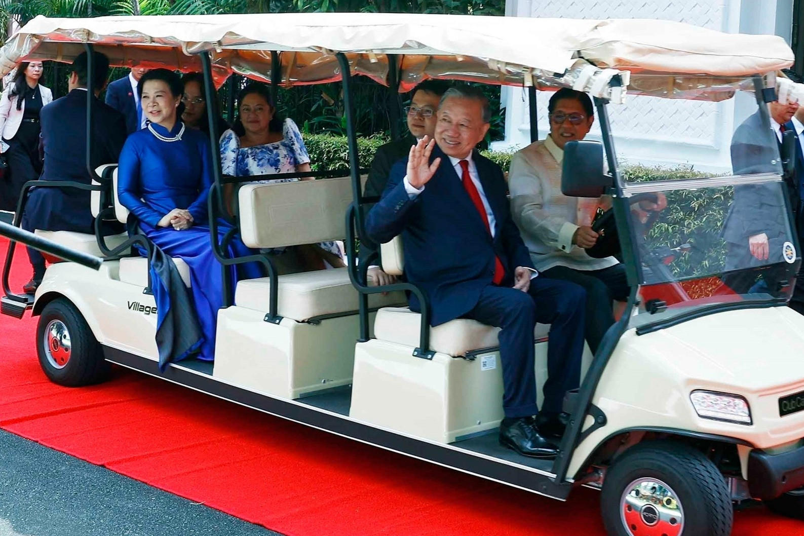 Tổng thống Philippines lái xe điện chở Tổng Bí thư, Chủ tịch nước Tô Lâm sau lễ đón