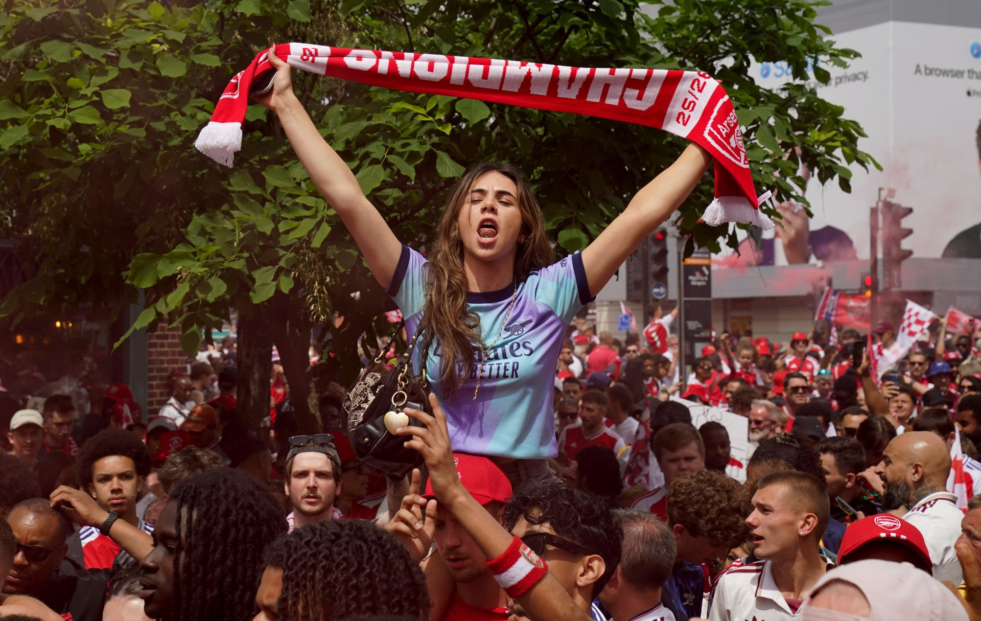 www_thesun_co_uk arsenal fans outside famous cock 1085102798 (2).jpg