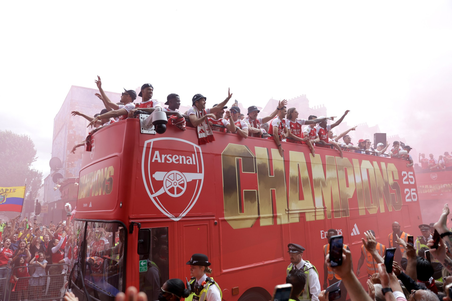 www_thesun_co_uk arsenal team open topped buses 1085125702 (2).jpg
