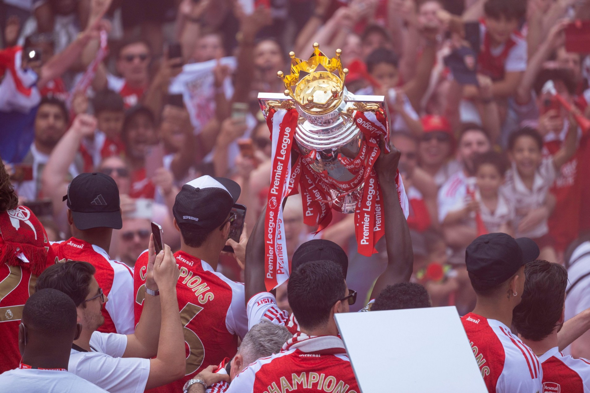 www_thesun_co_uk arsenal team open topped buses 1085125702.jpg