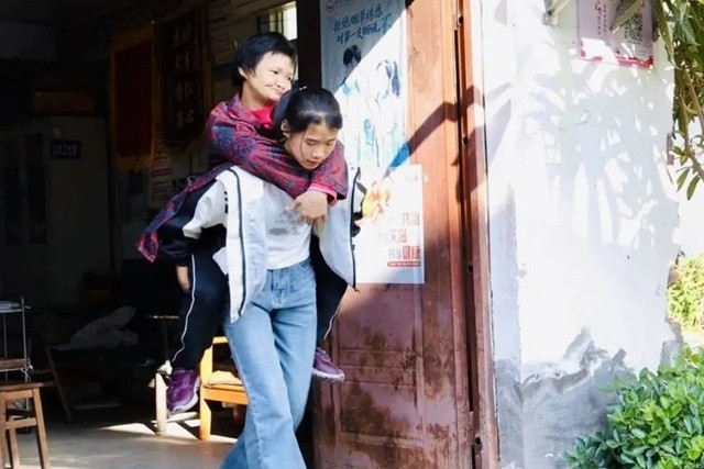 Bé gái 13 tuổi chăm mẹ suốt 7 năm, được vinh danh 'Thiếu niên ưu tú'