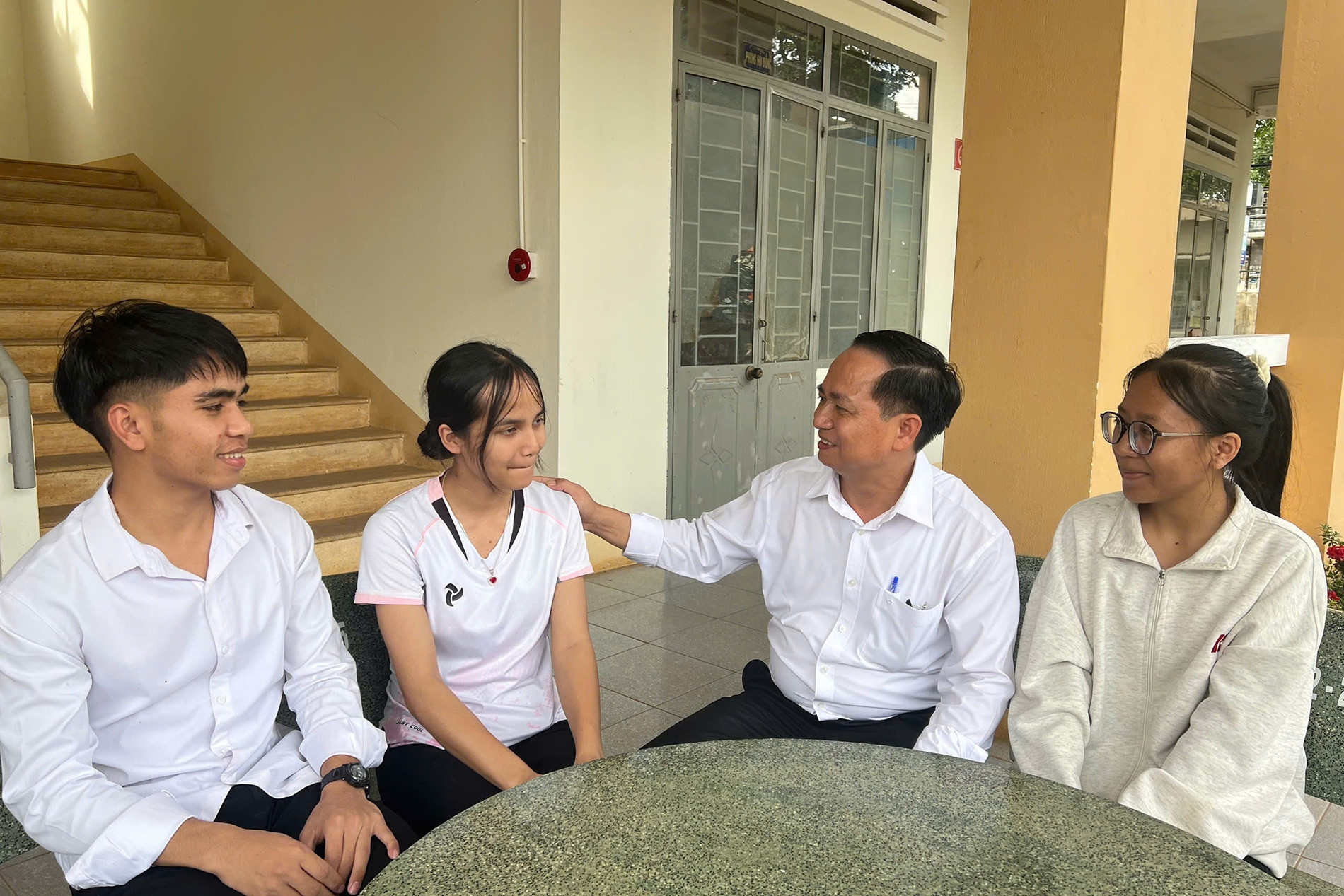 Căn bếp trường nội trú đỏ lửa tiếp sức sĩ tử vùng cao