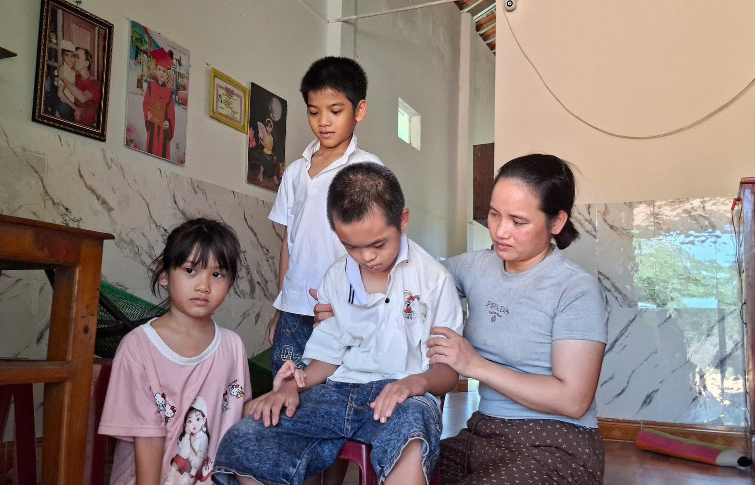 Chồng mất, người phụ nữ gồng gánh nuôi 3 con, 2 bé mắc bệnh nặng