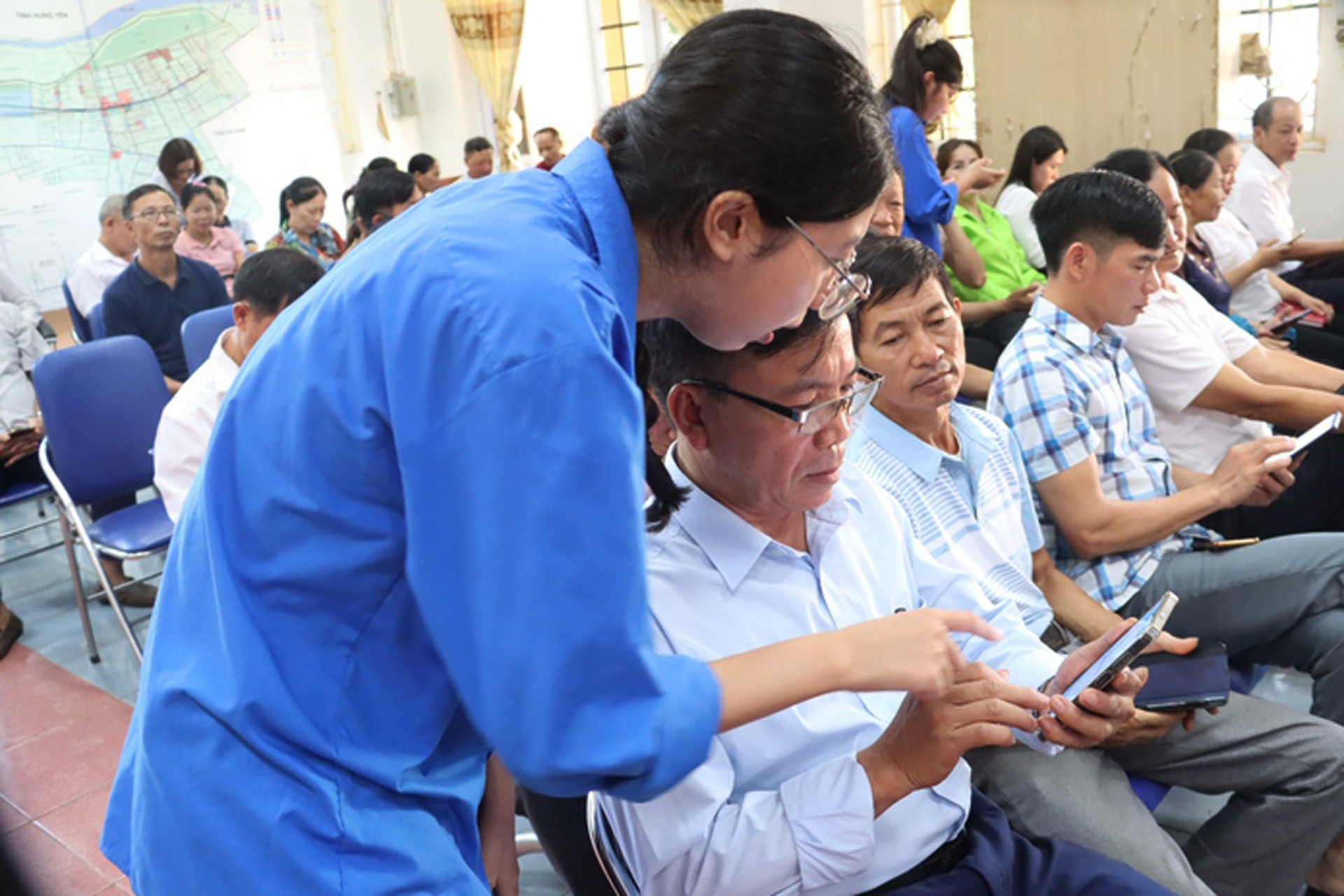 Giảm nghèo thông tin, thu hẹp khoảng cách số cho khu vực dân cư còn khó khăn