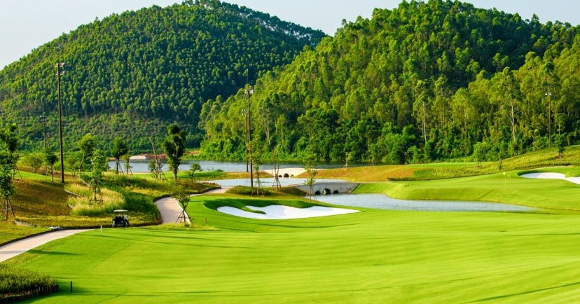 Hạ chức trưởng phòng ở Phú Thọ đi đánh golf trong giờ hành chính