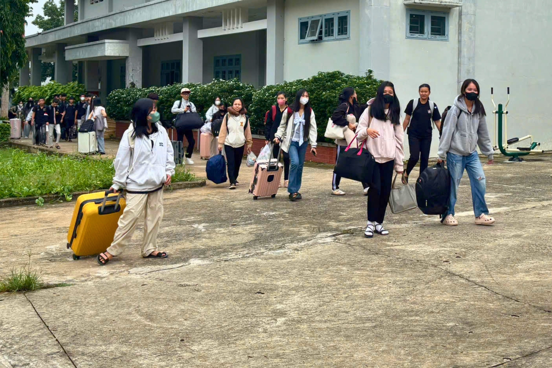 Hành trình băng rừng, vượt quãng đường 60km đến điểm thi tốt nghiệp THPT