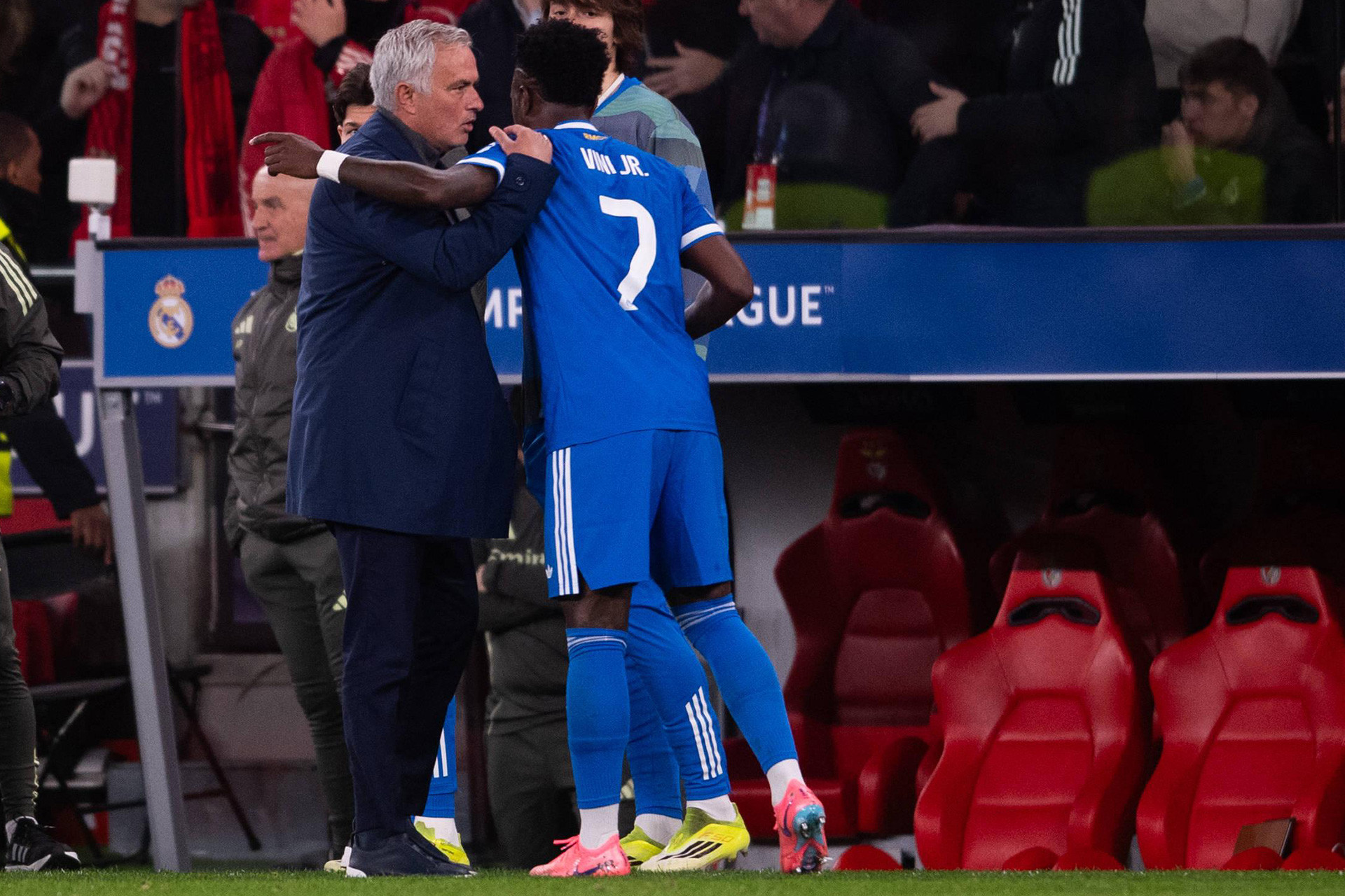 Mourinho Vinicius.jpg