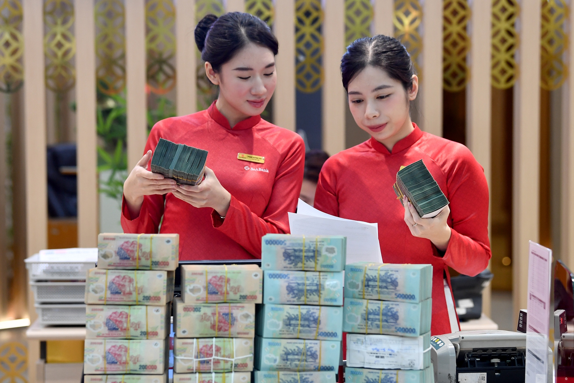 Tại sao gửi tiền ngân hàng trả lãi suất cao vót 8%/năm dù kỳ hạn chỉ 1 tháng?