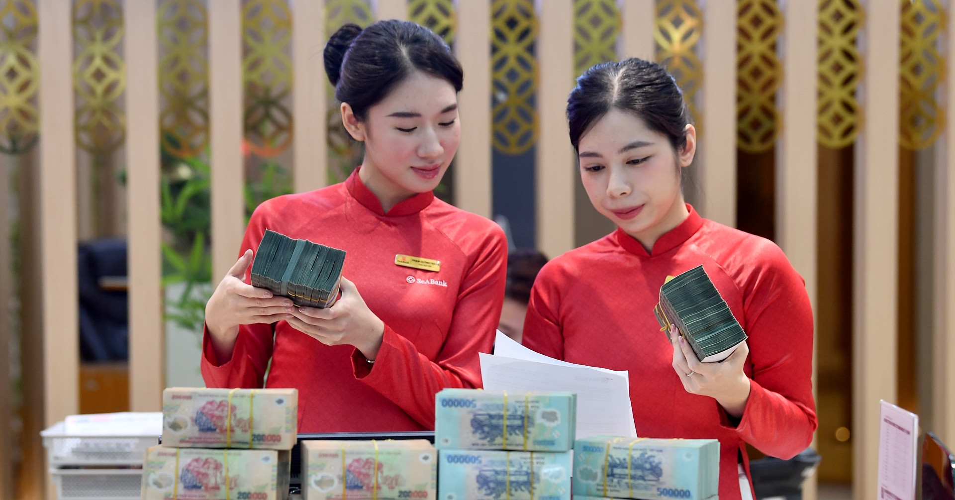 Tại sao gửi tiền ngân hàng trả lãi suất cao vót 8%/năm dù kỳ hạn chỉ 1 tháng?