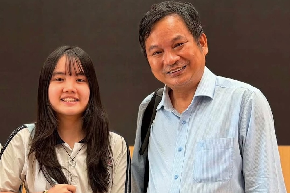 Nữ thủ khoa lớp 10 trường chuyên đầu tiên đạt 2 điểm 10, nhận quà đặc biệt từ tiến sĩ nổi tiếng