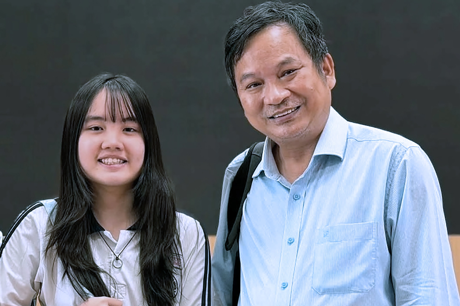 Nữ thủ khoa lớp 10 trường chuyên đầu tiên đạt 2 điểm 10, nhận quà đặc biệt từ tiến sĩ nổi tiếng