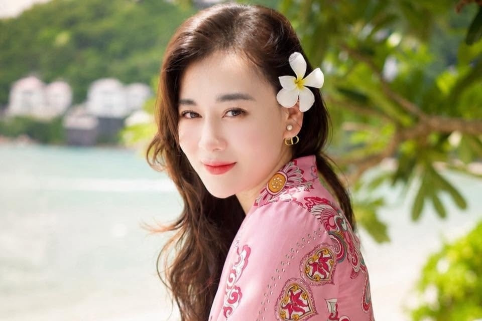 Phương Oanh rạng rỡ sau biến cố, Huyền Lizzie xinh đẹp xuống phố với Mạnh Trường
