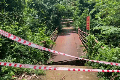 Sập mố cầu sắt ở TPHCM, người dân phải đi vòng hơn 1km