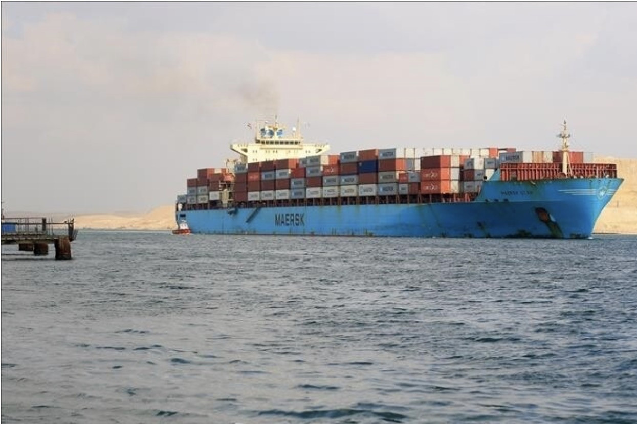 Tàu chở hàng đọ súng với tàu vũ trang ở ngoài khơi Yemen