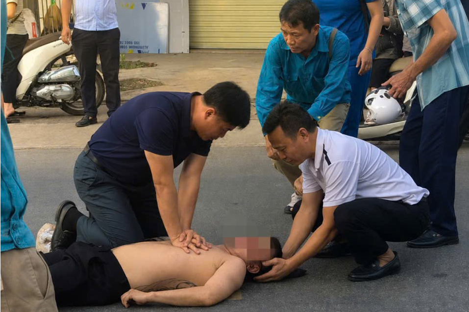 Trên đường đi làm về, phó giám đốc bệnh viện ép tim cứu người bị nạn