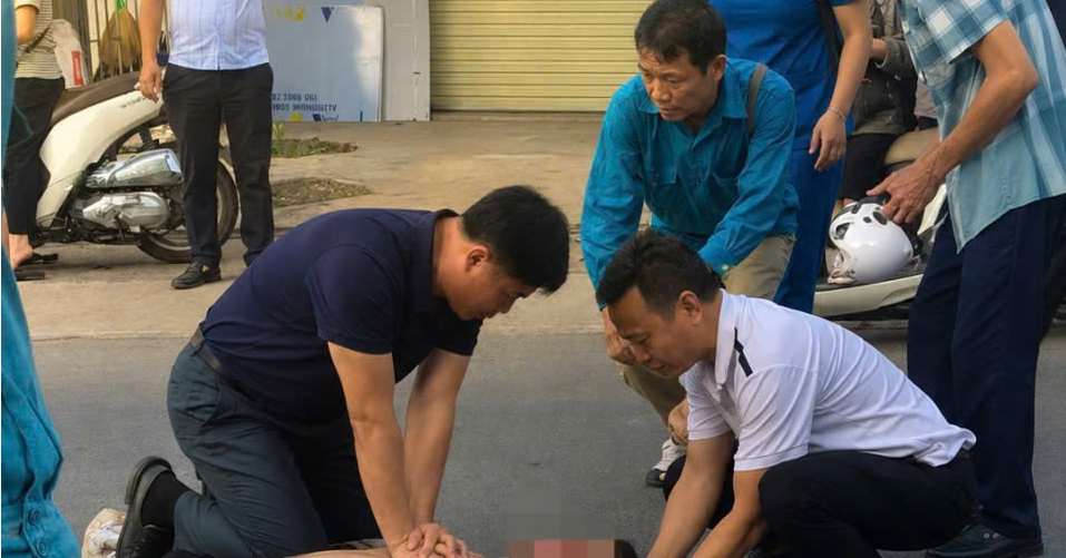 Trên đường đi làm về, phó giám đốc bệnh viện ép tim cứu người bị nạn