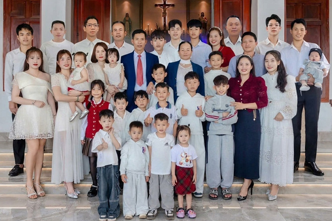 Vợ chồng ở Nghệ An sinh 10 người con, 4 con gái lấy chồng chung xóm