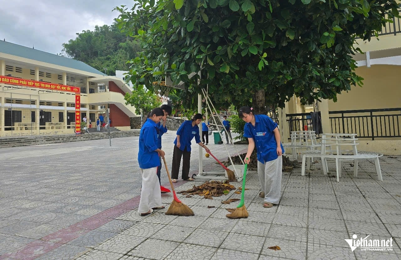 W-a4Hiệu trưởng vùng cao.jpg