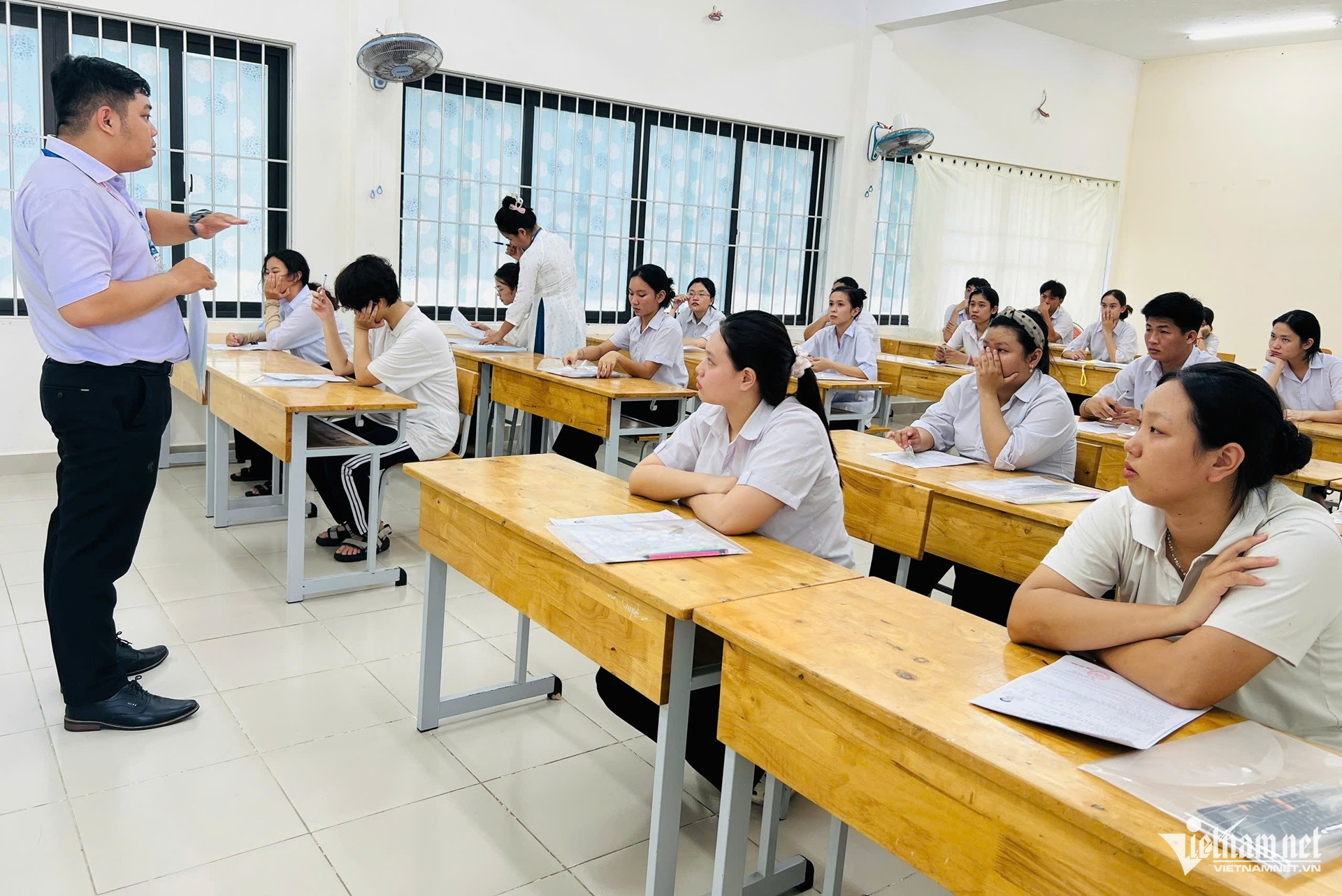 W-Kỳ thi đặc biệt của 114 thí sinh ở Côn Đảo..jpg