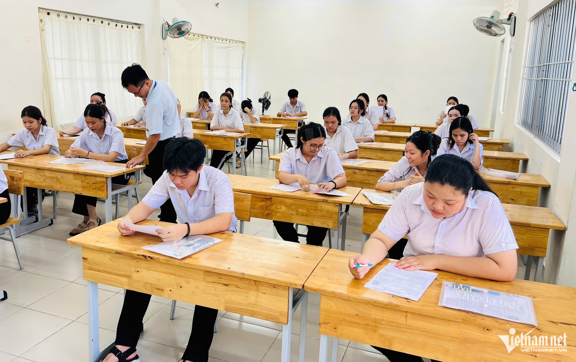 W-Kỳ thi đặc biệt của 114 thí sinh ở Côn Đảo.3.jpg