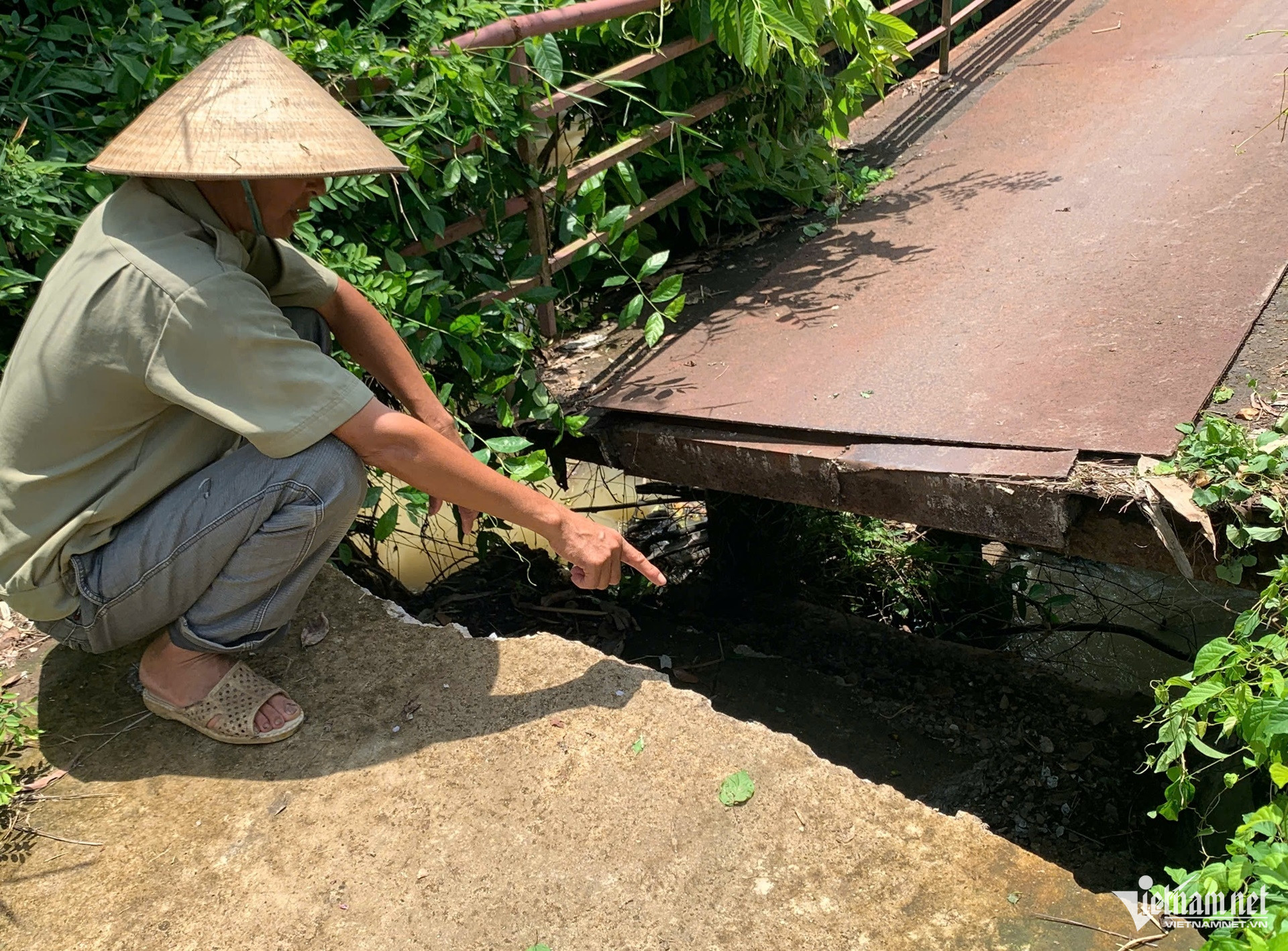 W-Sập mố cầu sắt dân sinh ở TPHCM, người dân phải đi vòng hơn 1km..jpg