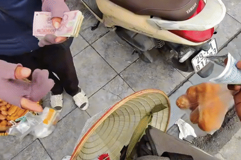 Xác minh vụ khách nước ngoài mua 10 chiếc bánh rán giá 420.000 đồng ở Hà Nội