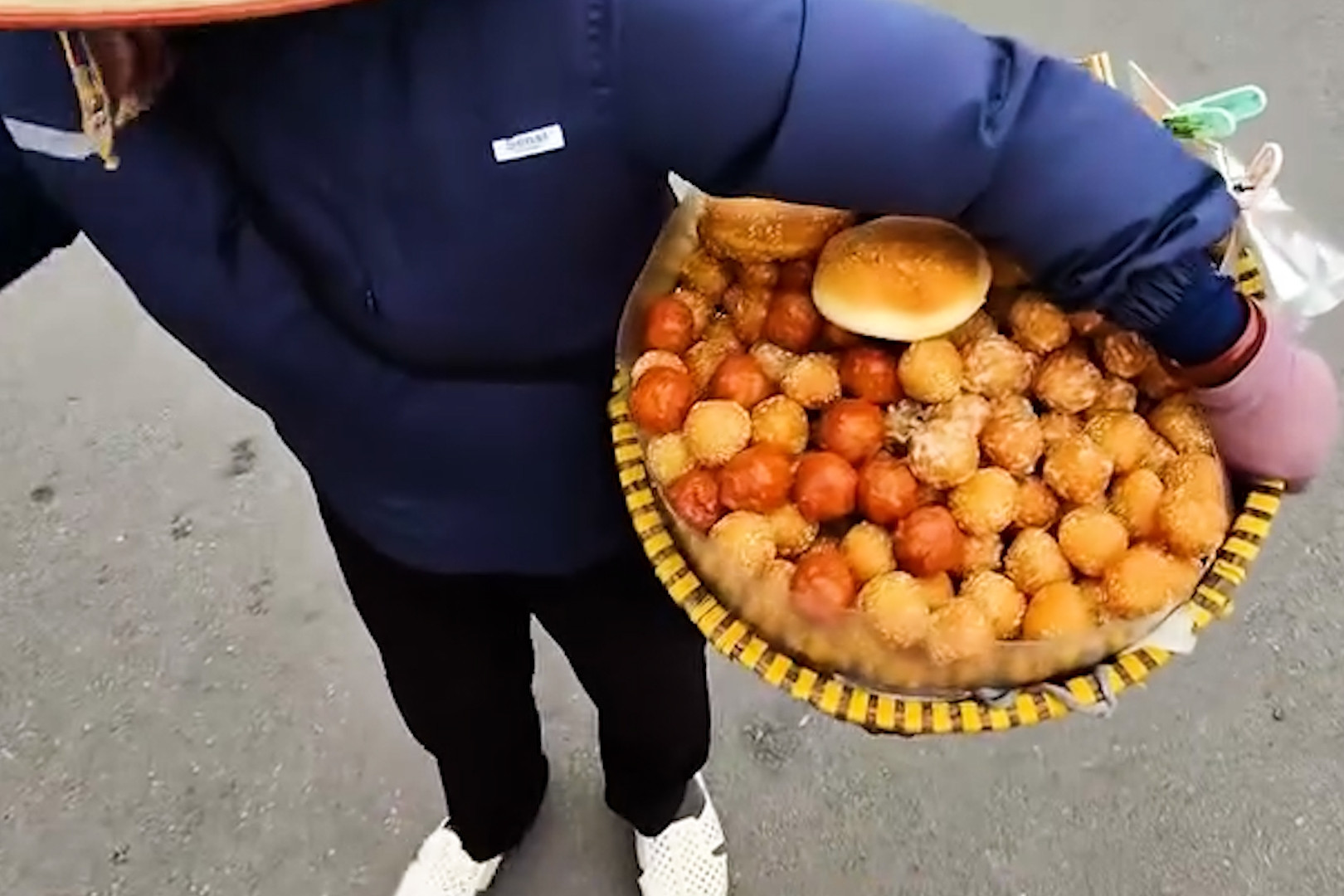 Xử phạt người bán 10 chiếc bánh rán giá 420.000 đồng cho du khách ở Hà Nội