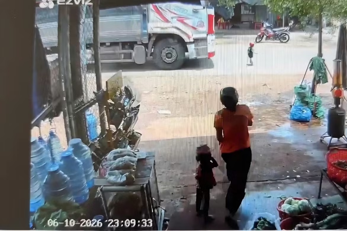Bé trai 3 tuổi băng qua đường, bị xe tải tông tử vong