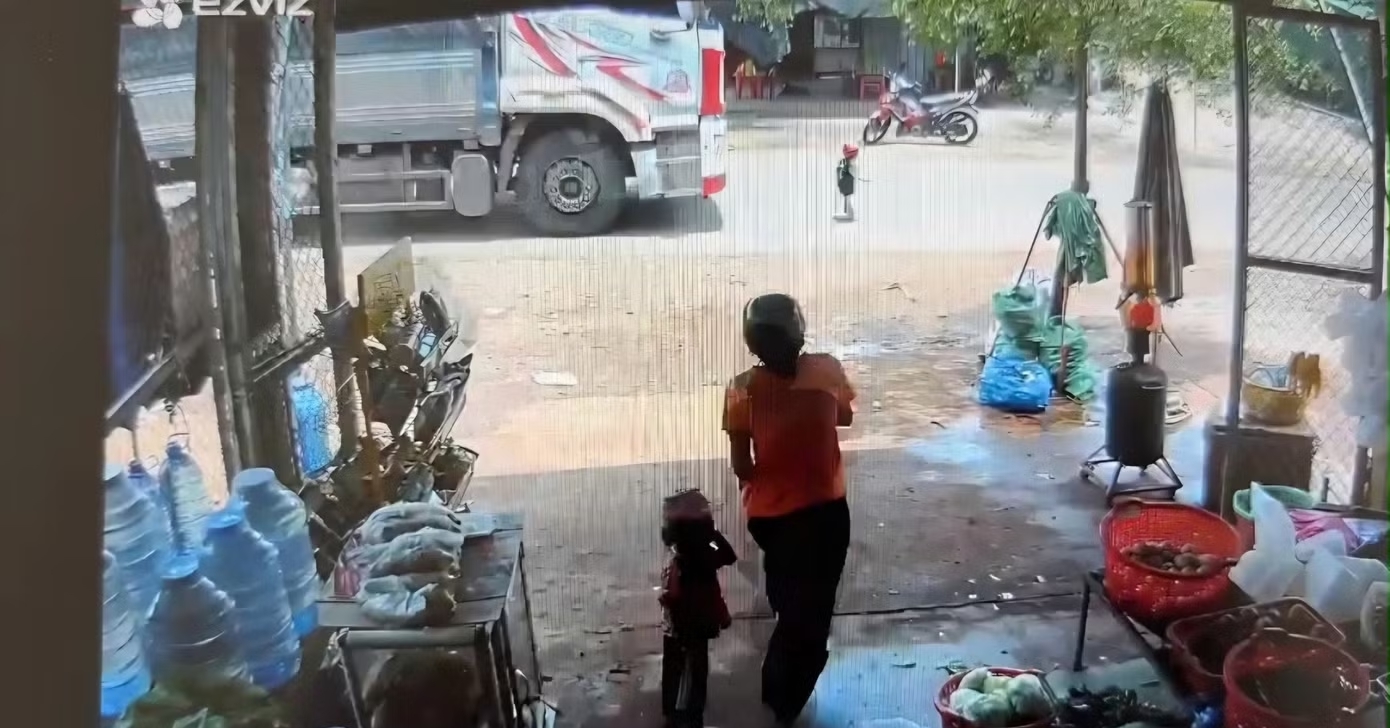 Bé trai 3 tuổi băng qua đường, bị xe tải tông tử vong