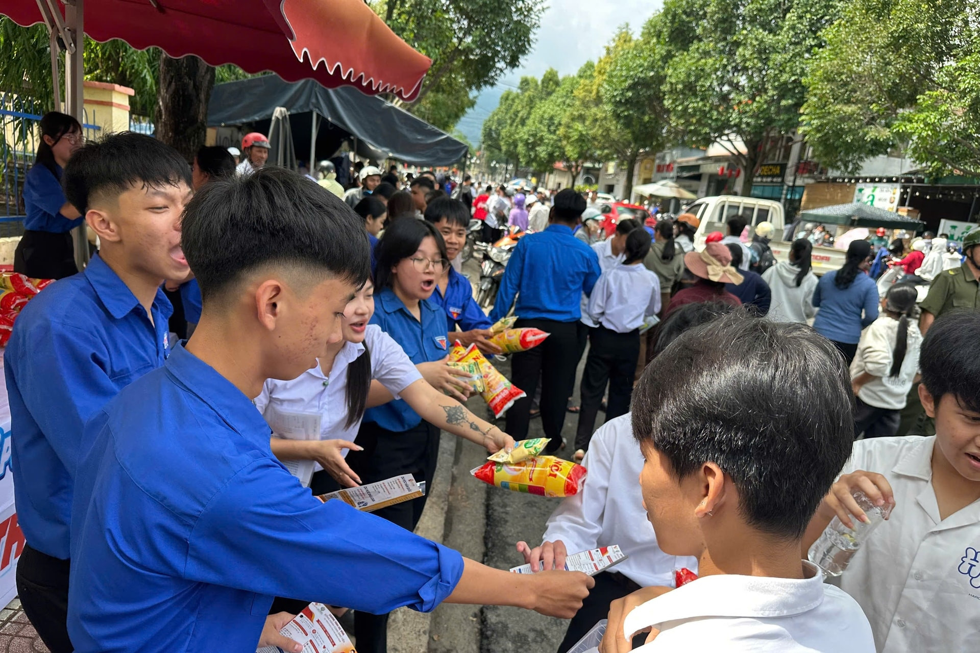 Chuyến xe đặc biệt từ bệnh viện đến phòng thi tốt nghiệp THPT