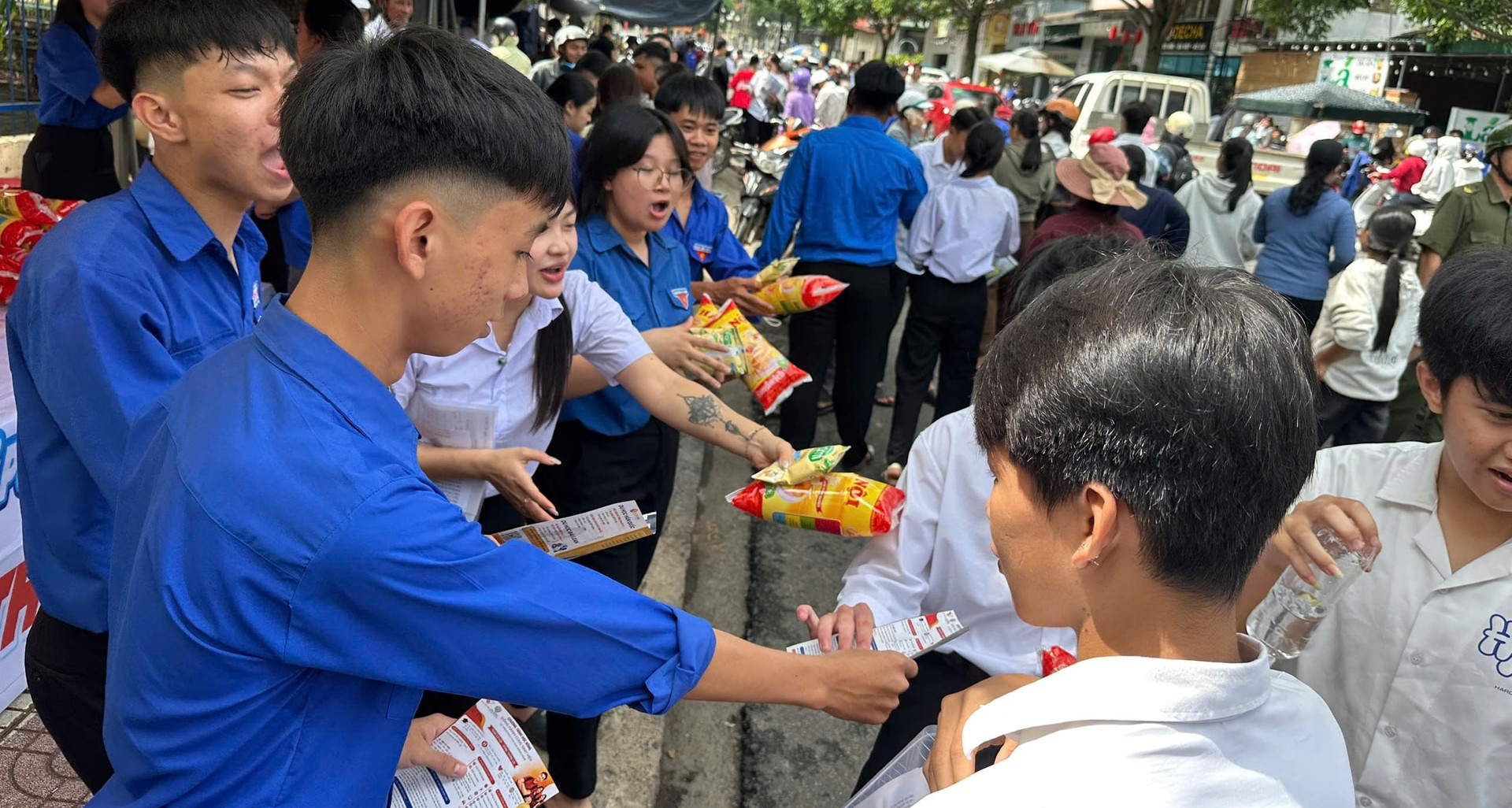 Chuyến xe đặc biệt từ bệnh viện đến phòng thi tốt nghiệp THPT