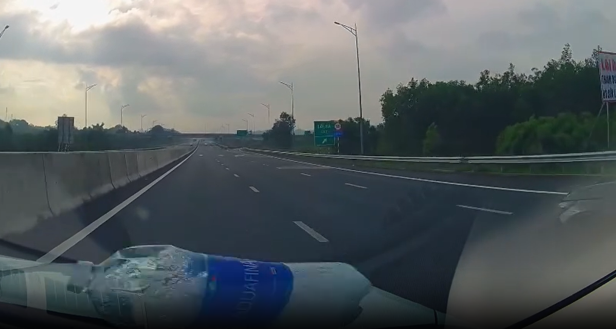 Clip ô tô bất ngờ bị ném chai nước trúng kính lái khi đang chạy trên cao tốc