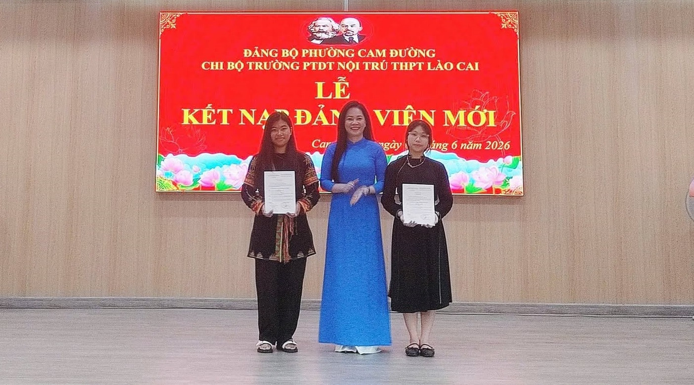 Cố giáo Lê Ngọc Quỳnh trao Quyết định kết nạp Đảng viên cho 2 em học sinh