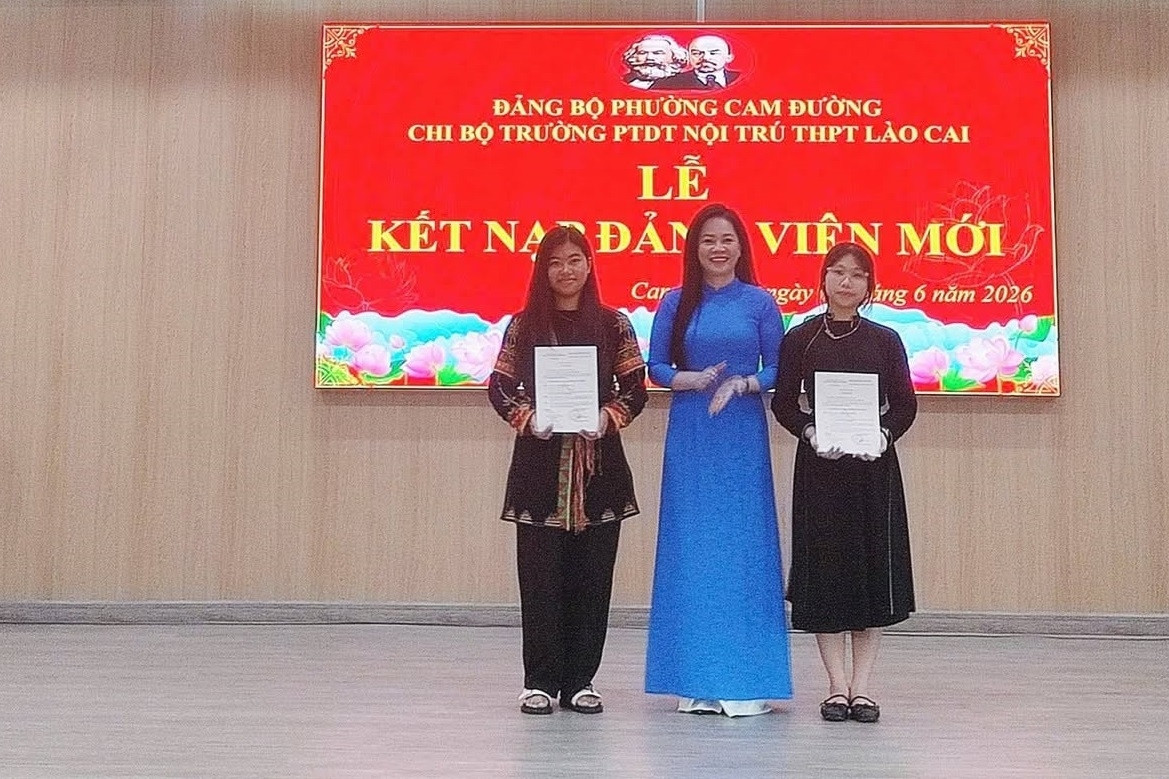 Hai học sinh được kết nạp Đảng trước ngày thi tốt nghiệp THPT