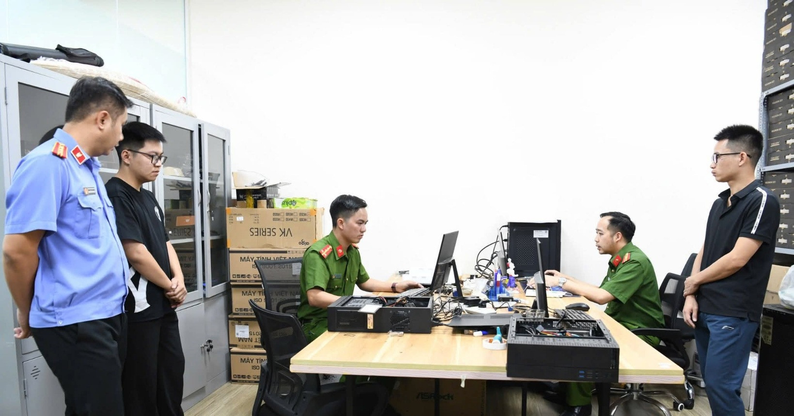 Hình ảnh cảnh sát khám xét trong vụ án bản quyền phần mềm đầu tiên trên cả nước