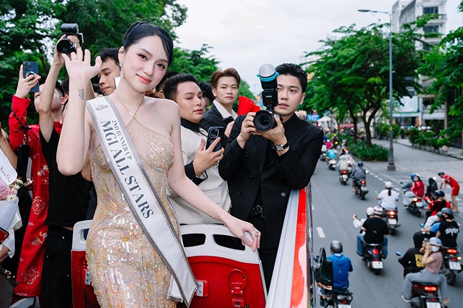 Rà soát vụ hoa hậu Hương Giang diễu hành bằng xe buýt 2 tầng