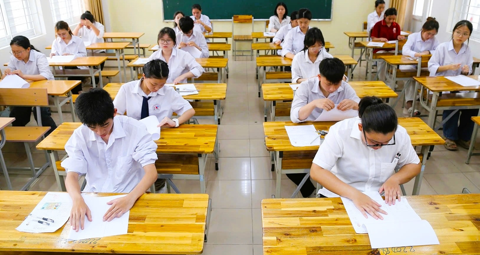 Hơn 5.300 thí sinh vắng thi tốt nghiệp môn Văn, 12 em bị đình chỉ buổi đầu tiên
