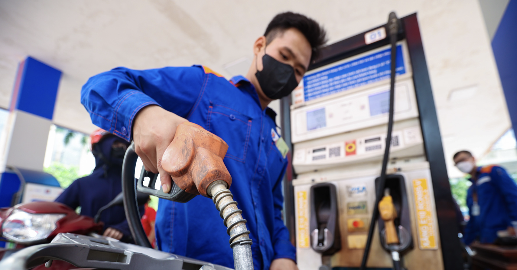 Giá xăng dầu đồng loạt giảm, một loại dầu giảm gần 1.000 đồng/lit